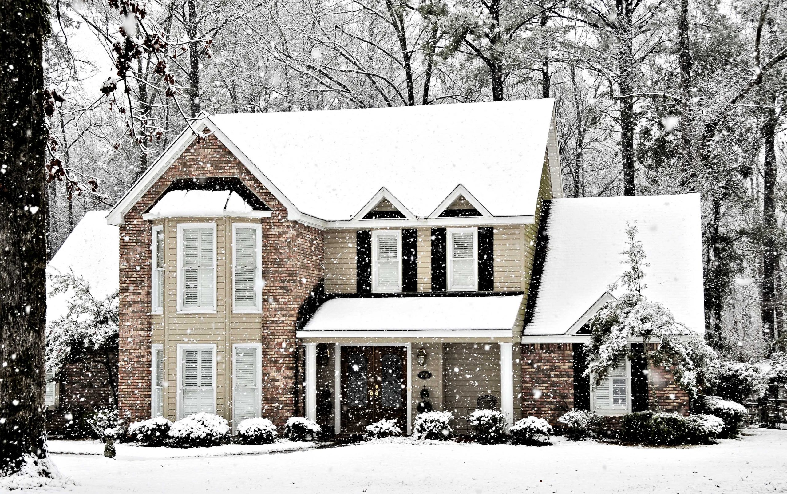 A beautiful house in the snow with siding and replacement windows from Precision Siding & Windows in Kansas City Missouri